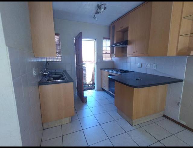 3 BEDROOM TOWNHOUSE FOR SALE IN WILGEHEUWEL